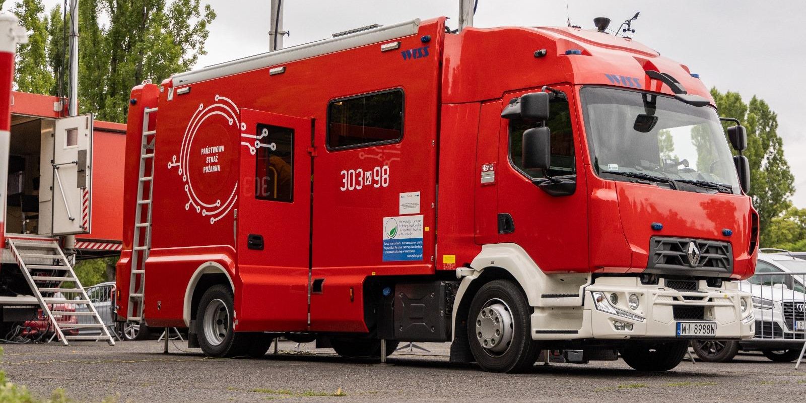 Mobilne stanowiska dowodzenia wyposażone w systemy łączności, komputery i rozwiązania wspierające pracę podczas dużych akcji.