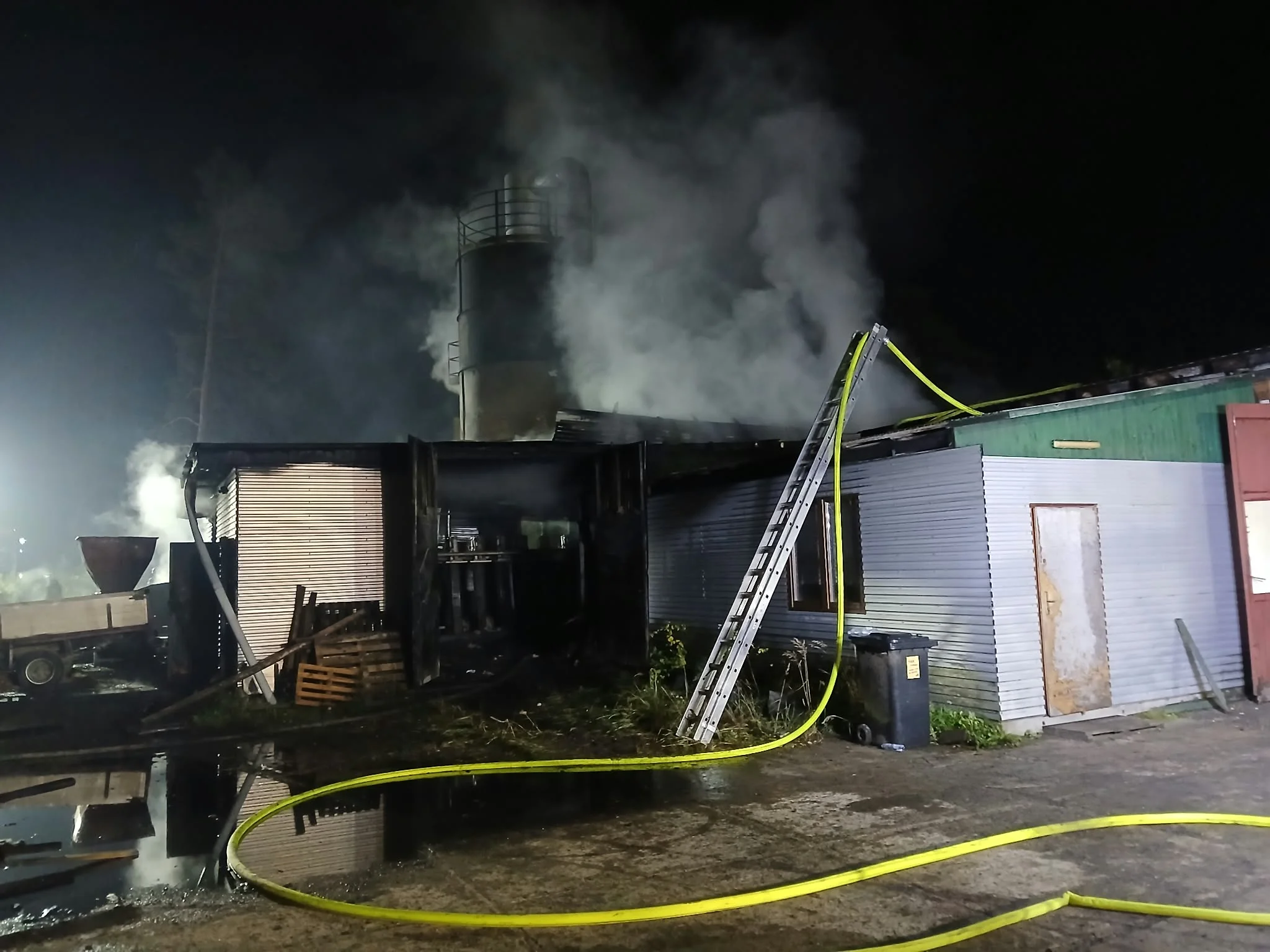 Pożar stolarni w Skotnikach. Ogień strawił budynek i linię do produkcji peletu