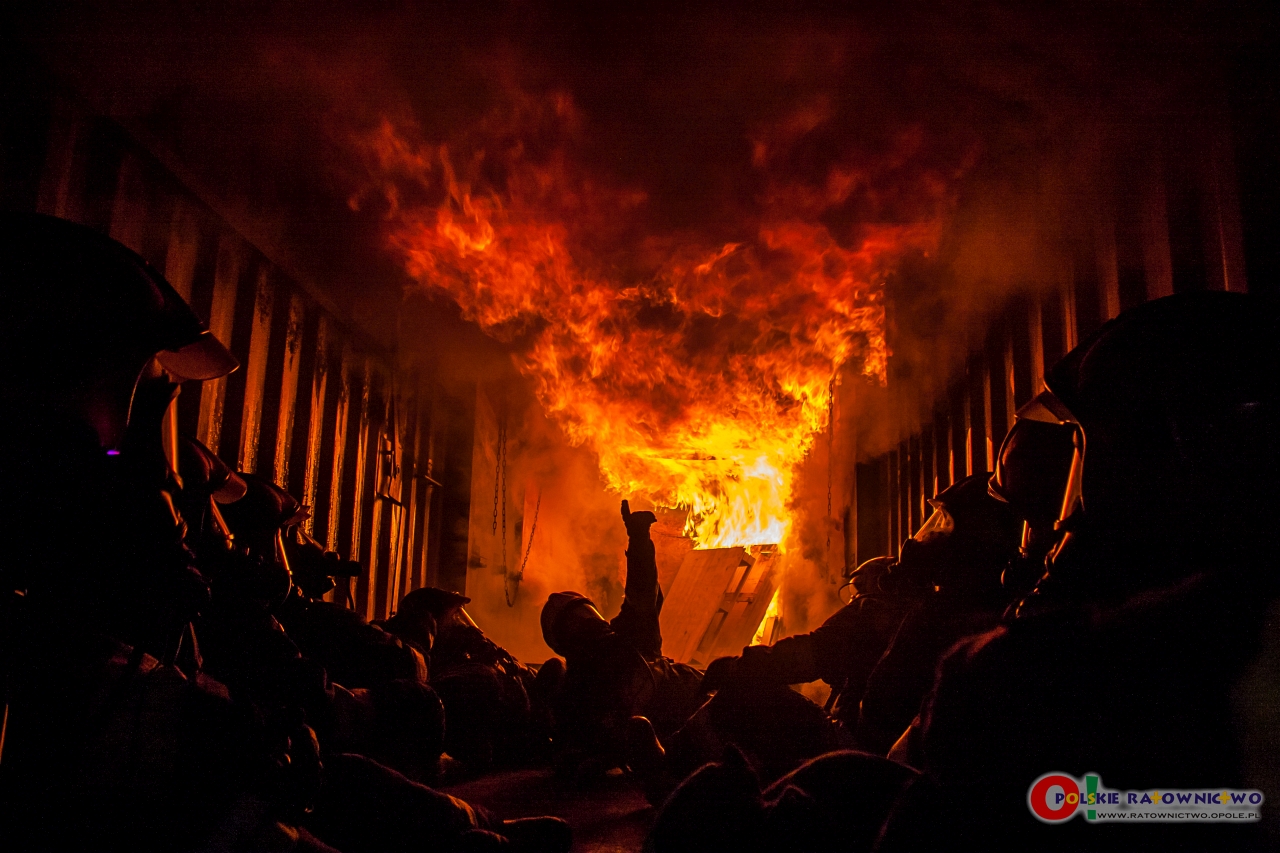 Ryzyko jest częścią służby, ale nie bez granic. Kto odpowiada za bezpieczeństwo strażaków?