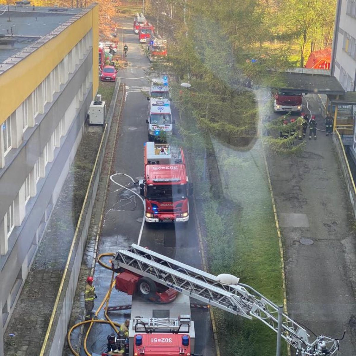 Pożar szpitala w Krakowie. Ogień pojawił się na 10. piętrze Szpitala Rydygiera. Strażacy ewakuowali pacjentów, 10 osób trafiło na SOR.