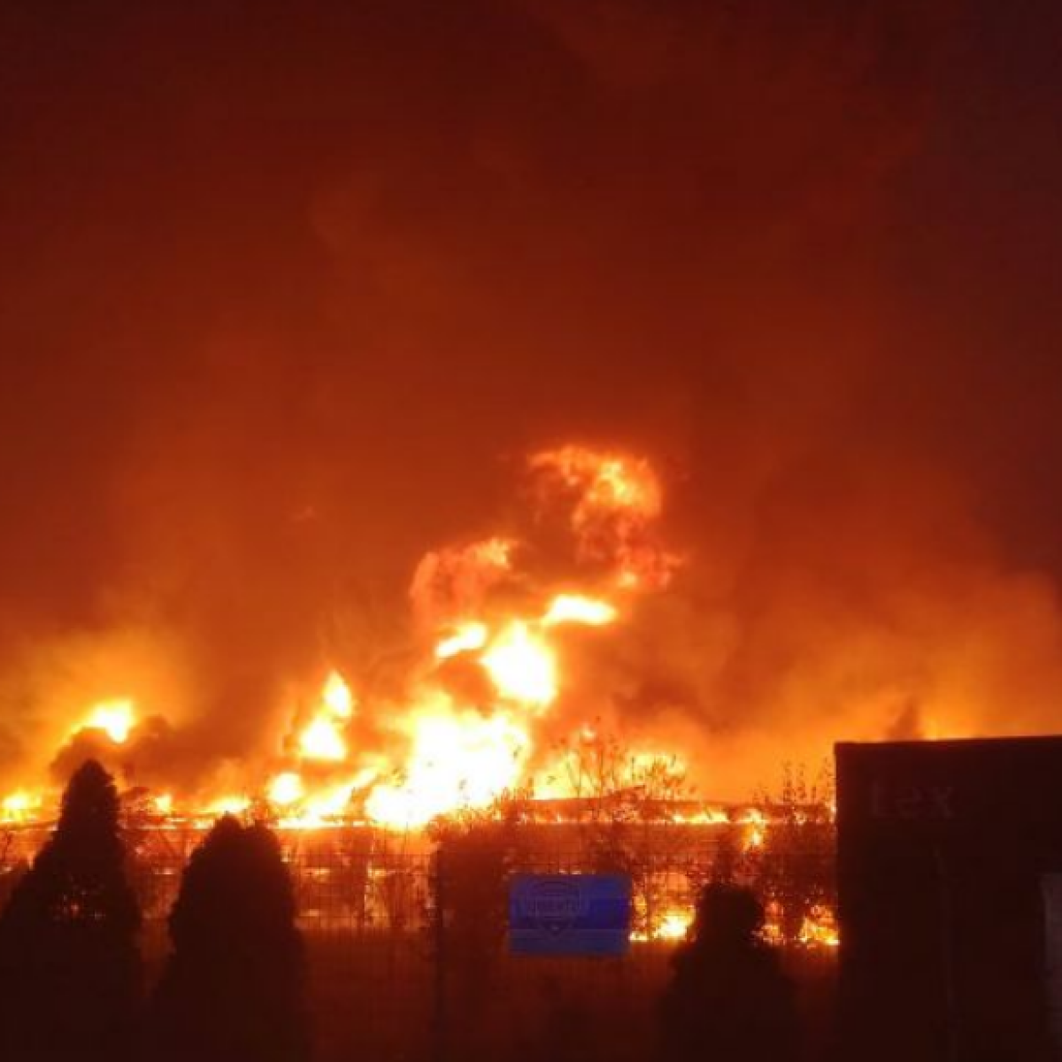 Pożar hali w Otwocku. Ogień objął dwie hale ze zniczami