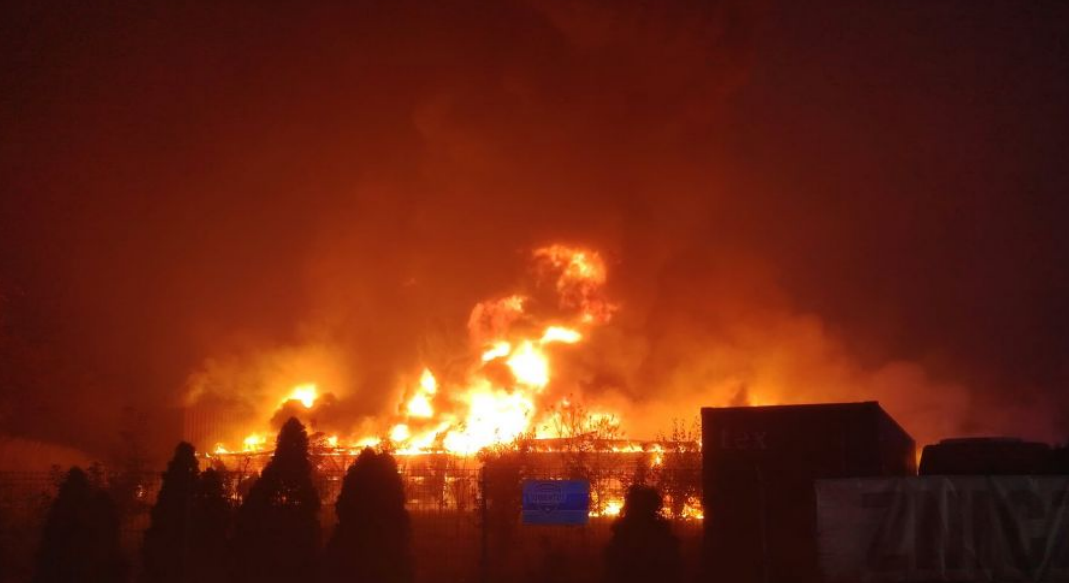 Pożar hali w Otwocku. Ogień objął dwie hale ze zniczami