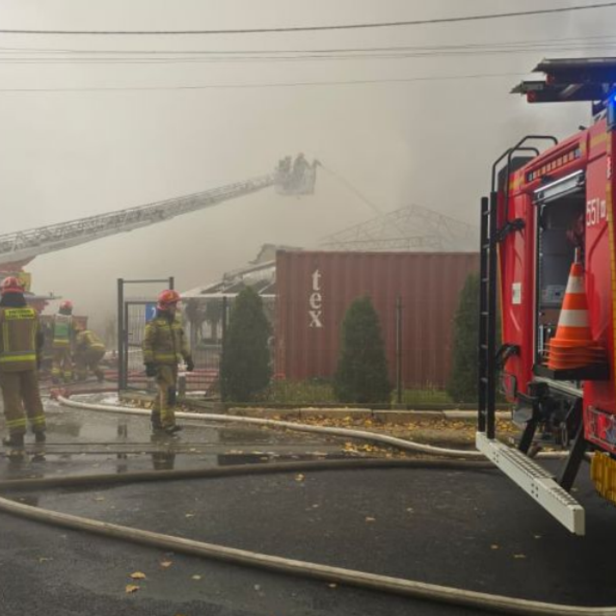 27 zastępów straży pożarnej walczy z żywiołem