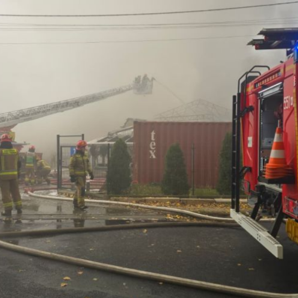 27 zastępów straży pożarnej walczy z żywiołem