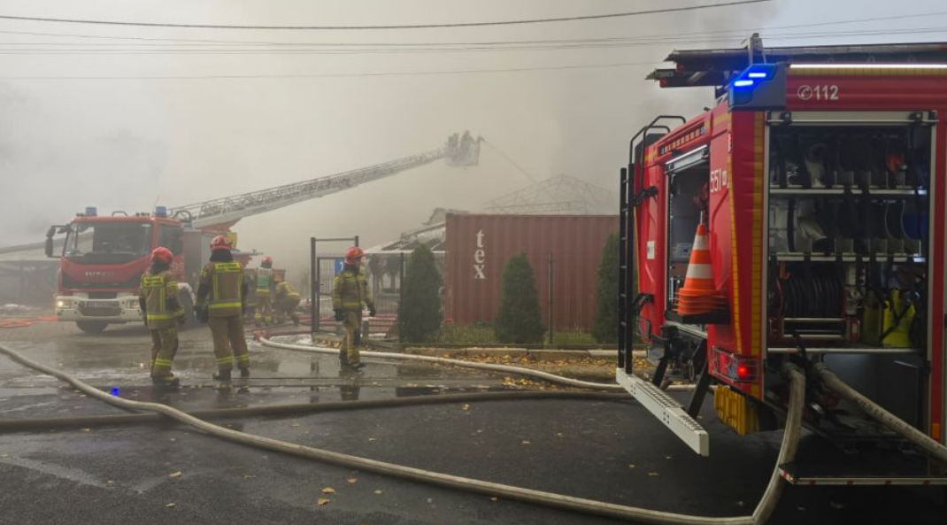 27 zastępów straży pożarnej walczy z żywiołem