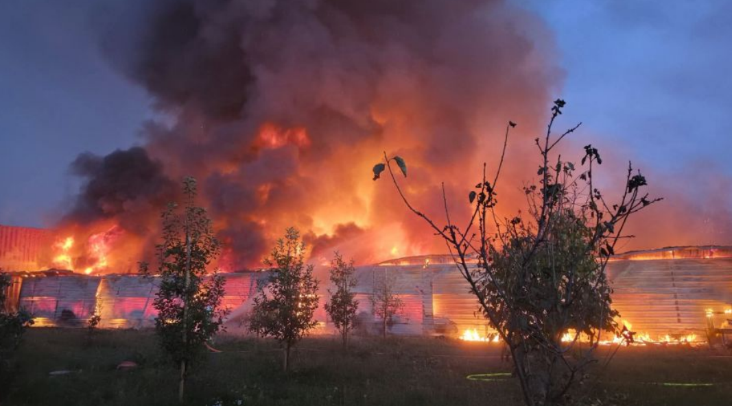 Pożar hali w Otwocku. Strażacy gaszą zakład ze zniczami